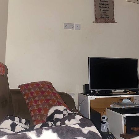 Room In Guest Room - Single Bedroom Sitting Room คัมพาลา ภายนอก รูปภาพ